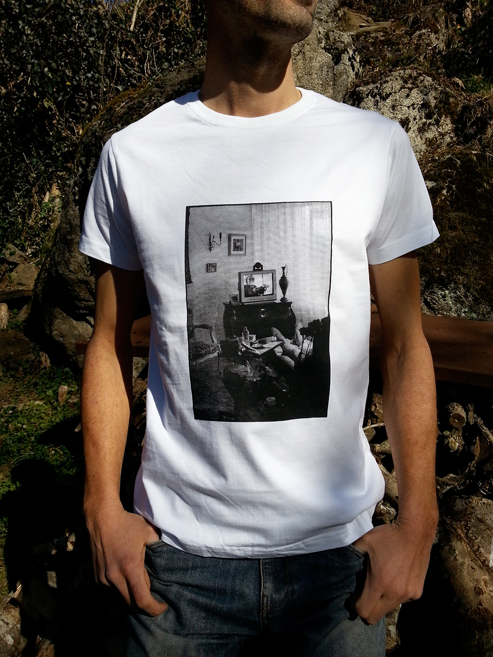 Un homme porte un T-shirt blanc avec sur le torse la sérigraphie d'une photographie noir et blanc de Simon Bezzi Batani