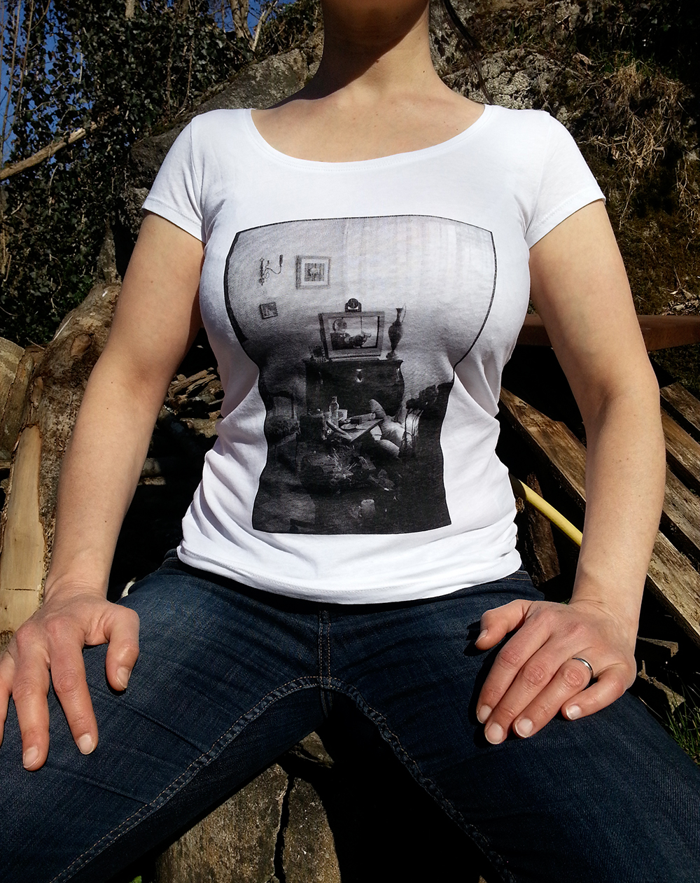 Une femme porte un T-shirt blanc avec sur le torse la sérigraphie d'une photographie noir et blanc de Simon Bezzi Batani