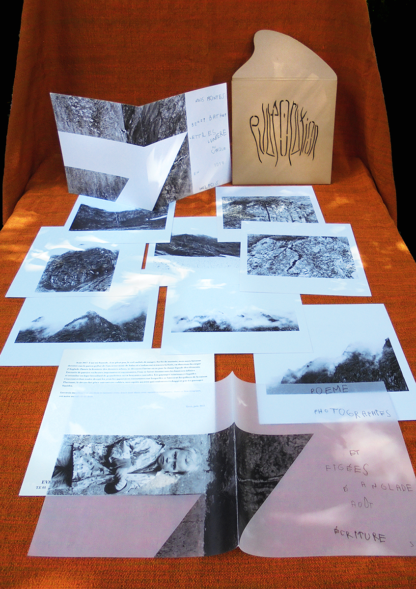 Vue d'ensemble de l'ouvrage et livre d'art "Evaporation" auto édité par Simon Bezzi Batani. Au fond se dresse la pochette fourreau, devant elle sont étalées les 8 reproductions des photographies noir et blanc prises au cirque d'Anglade en Ariège, ainsi qu'un long poème.